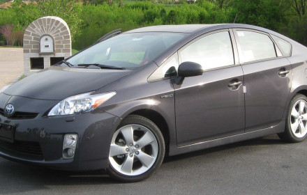 Toyota prius 3 minimum 2 men.