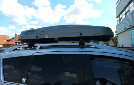 Roof box with roof rails