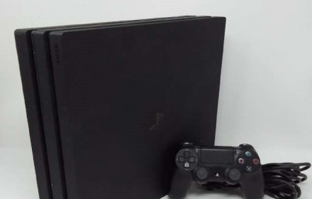 PS4 Playstation 4 Pro su 2 pulteliais